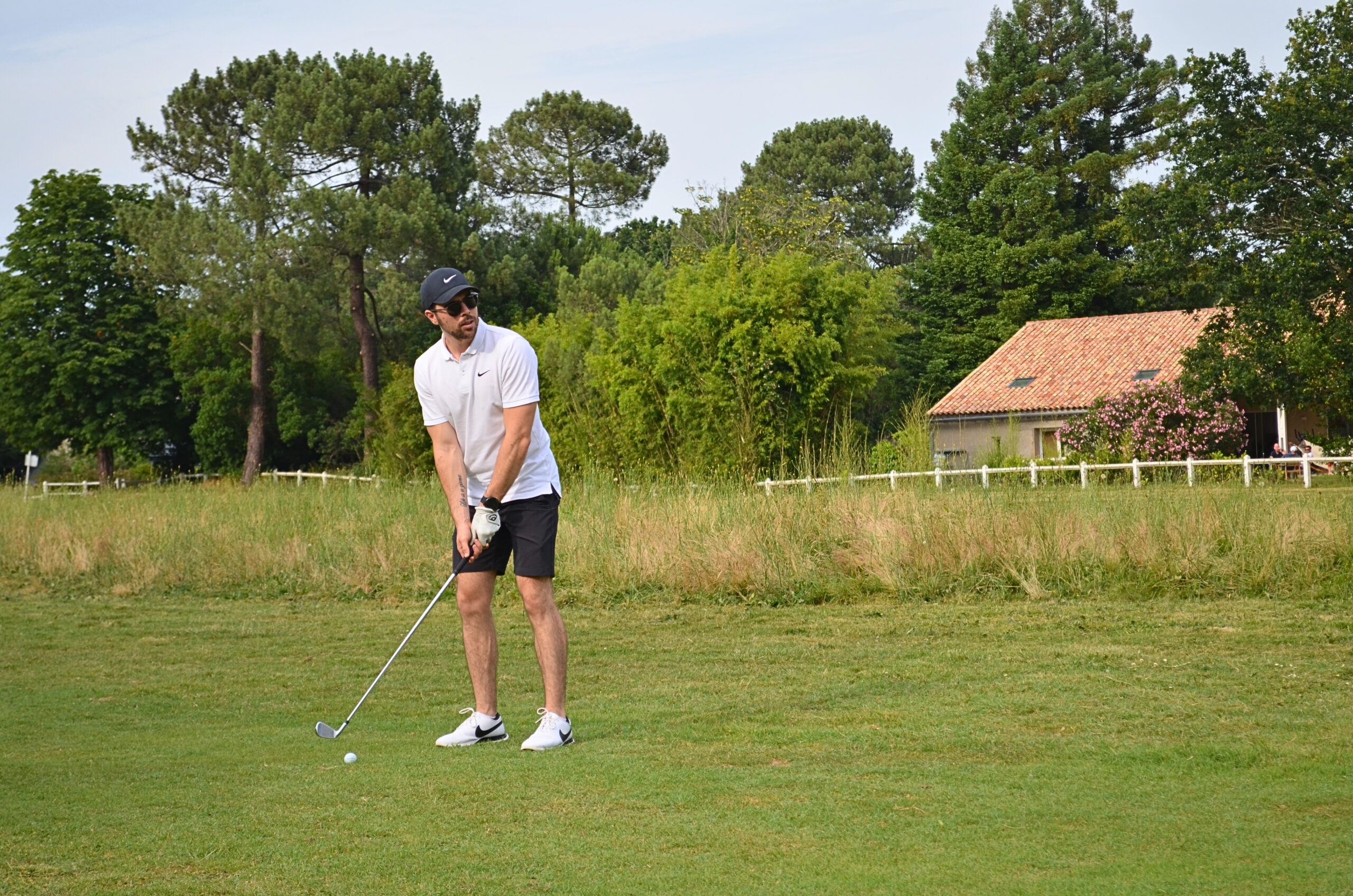 joueur de golf se prépare à jouer un coup sur un parcours de golf