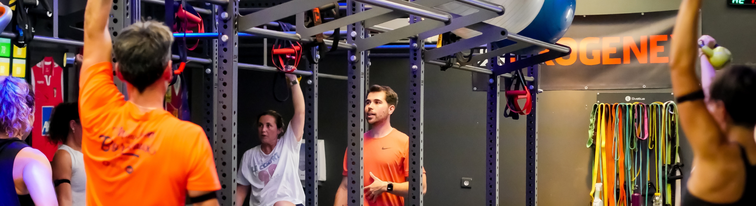 démonstration d'un mouvement lors d'un cours avec mbperformance